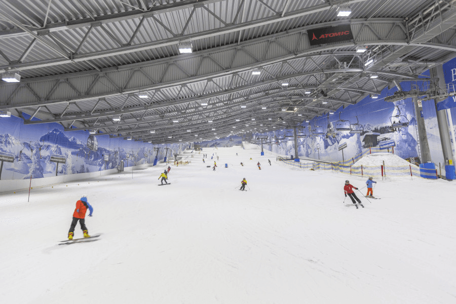 Piste de ski indoor avec visiteurs avant une session